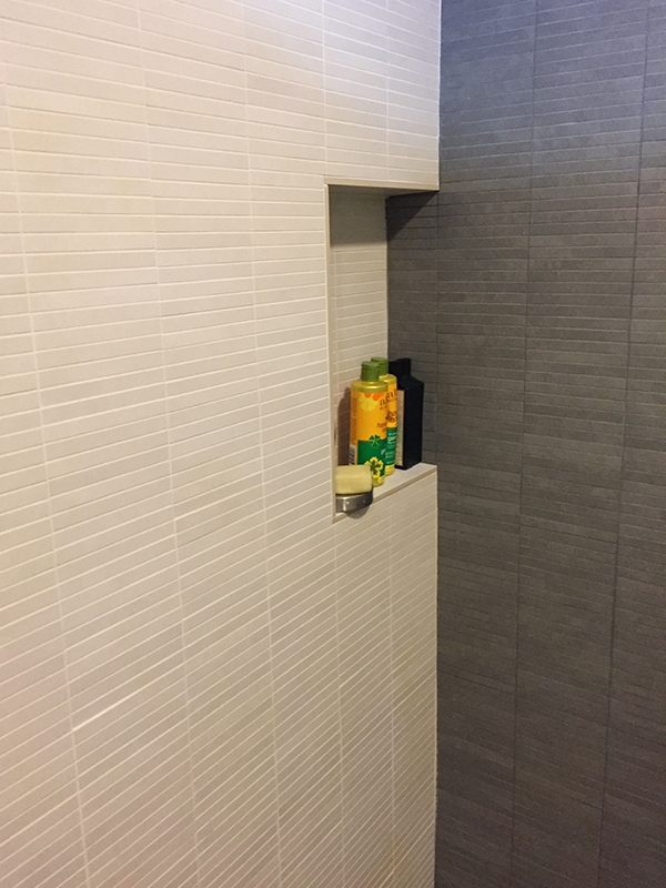 Porcelain tile shower with a soap niche Porcelain tile shower with a soap niche