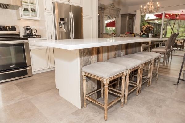 Multifunctional Island with Porcelain Tile Floors Multifunctional Island with Porcelain Tile Floors